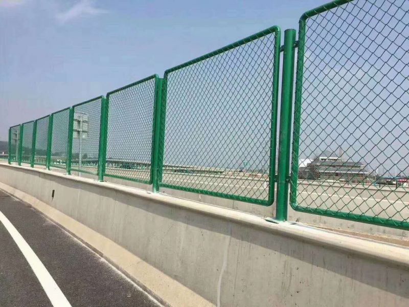 內蒙古通遼 定制4米高綠色籃球場圍欄勾花網護欄網